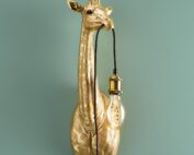 lampe girafe design dorée décoration intérieure moderne