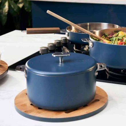 casserole design bleue inox avec couvercle cuisine moderne